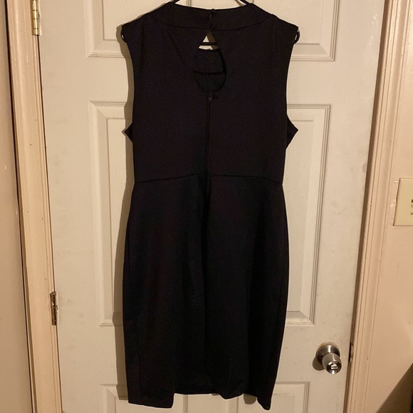 Fitted dress w/ front thigh split - Picture 6 of 8